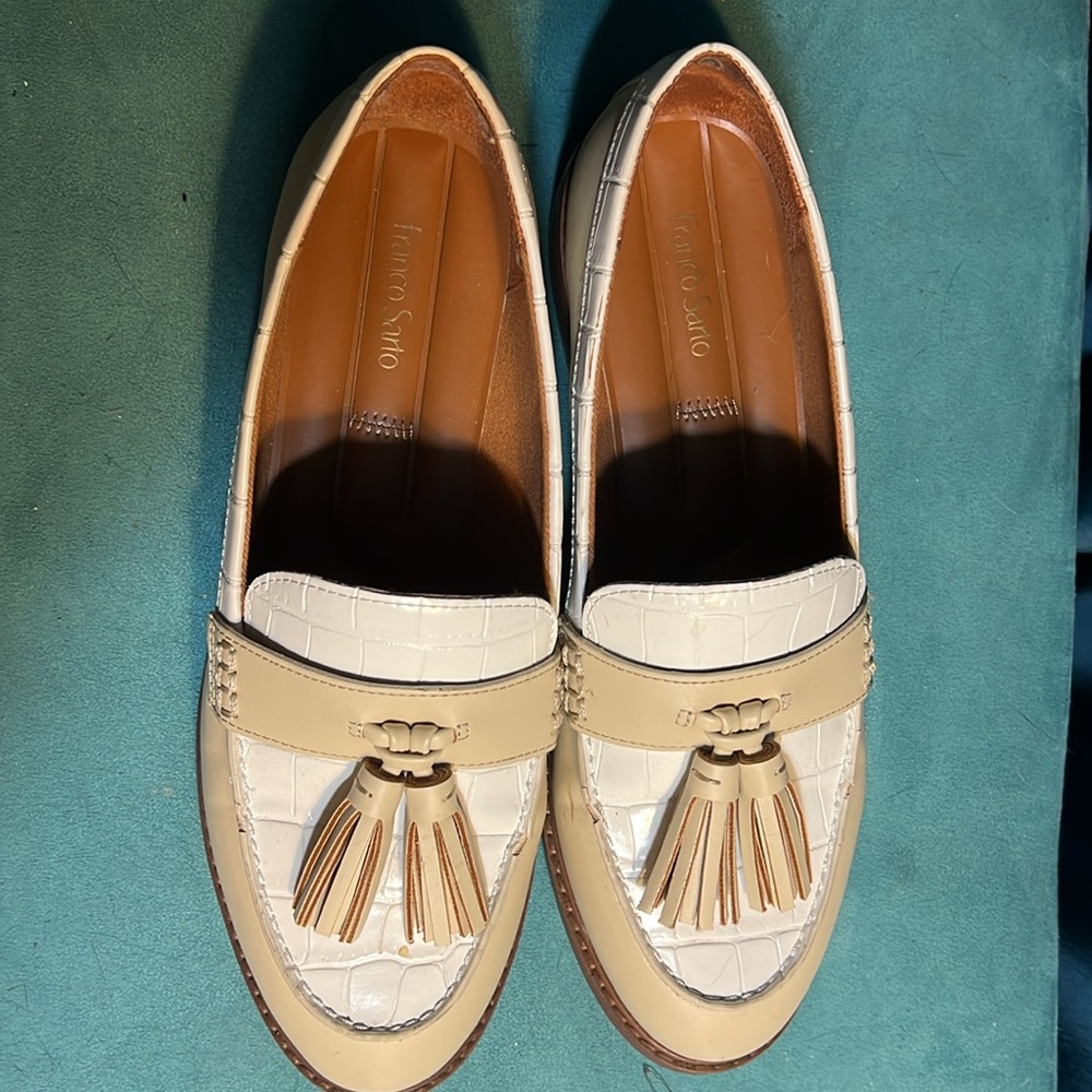 2-tone cream/white tasseled loafer